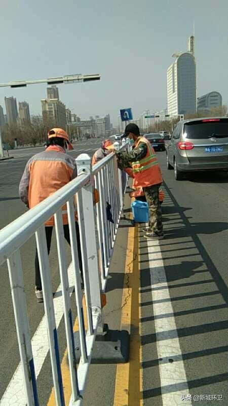 細(xì)化保潔道路公共設(shè)施，提升轄區(qū)環(huán)境衛(wèi)生質(zhì)量——環(huán)境衛(wèi)生清潔周·新城環(huán)衛(wèi)在行動(dòng)