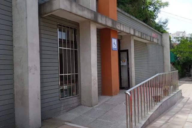 市住建局城市運(yùn)行中心完善城區(qū)公共衛(wèi)生間無(wú)障礙設(shè)施，提升環(huán)衛(wèi)服務(wù)水平